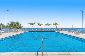 A heated pool - Snowbird-friendly condo in oceanfront complex with heated pool, BBQ, W/D, AC (Marathon)