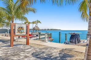 Marina - Snowbird-friendly condo in oceanfront complex with heated pool, BBQ, W/D, AC (Marathon)