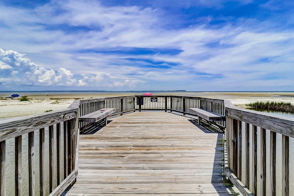 Property grounds - Beachfront villa near golf with pool, hot tub, & balcony - snowbird-friendly (Hilton Head)