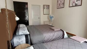 3 slaapkamers, een strijkplank/strijkijzer, gratis wifi, beddengoed