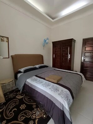 3 bedrooms, iron/ironing board, free WiFi, bed sheets