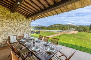 Outdoor dining - Beautiful villa with pool in the heart of Umbria, just 9 km from Todi, an oasis of peace and comfort (Todi)