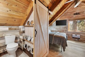 3 bedrooms, free WiFi, bed sheets, wheelchair access