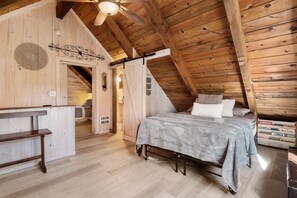 3 bedrooms, free WiFi, bed sheets, wheelchair access - A Luxurious Prescott Log Cabin, 1 mile to Downtown.  (Prescott)