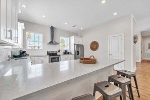 Kylskåp, mikrovågsugn, ugn och spishäll