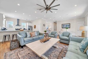 Smart TV, table football, offices - Commander's Retreat | Now Open June 13-17! Book Now! (Destin)