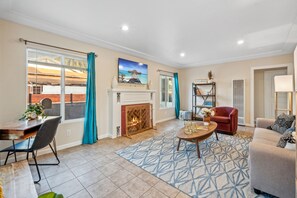 Smart TV, fireplace - Near Disney! 2 bed 1 Bath - Front House (Santa Ana)