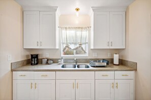 Fridge, microwave, oven, stovetop - Near Disney! 2 bed 1 Bath - Front House (Santa Ana)