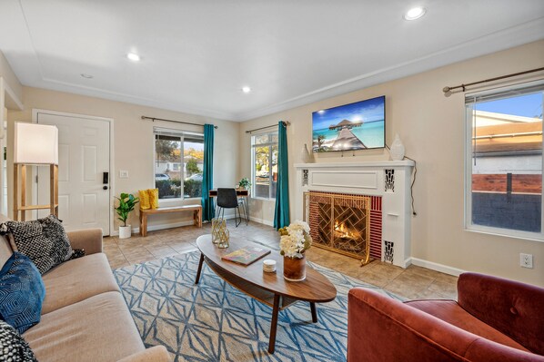 Smart TV, fireplace - Near Disney! 2 bed 1 Bath - Front House (Santa Ana)