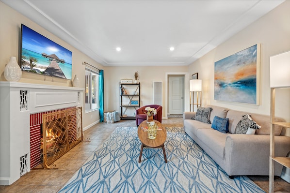 Smart TV, fireplace