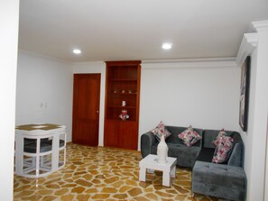Interior - Lindo Apartamento de 3 Ambientes con Estudio Parqueo Cerca a Centros Comerciales (Cali)