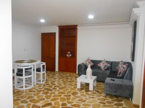 Interior - Lindo Apartamento de 3 Ambientes con Estudio Parqueo Cerca a Centros Comerciales (Cali)
