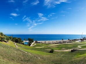 Ein Golfplatz mit freiem Blick auf das Meer und einem Parkplatz.