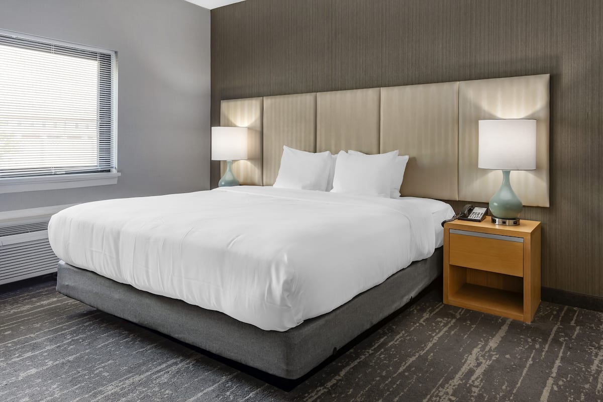 1 kamar tidur, seprai premium, dan selimut bulu angsa