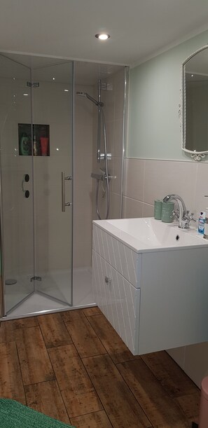 Dusche, Haartrockner, Handtücher, Seife