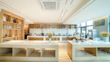 Una cocina moderna con electrodomésticos integrados, armarios de madera y una isla central.