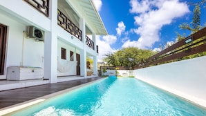 Villa, 4 habitaciones, para fumadores, balcón | Alberca | Alberca al aire libre 