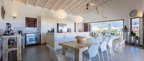 Villa, 4 chambres, fumeur, balcon | Salle Ă manger