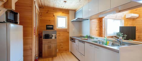 Villa básica | Cocina privada | Microondas, placa de cocina, tostadora y arrocera