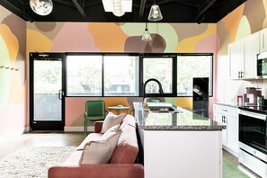 TV, offices - NEW Studio Sleeps 4 - 7 mins to DT! (Nashville)