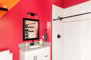 Douche, sèche-cheveux, serviettes fournies, shampoing