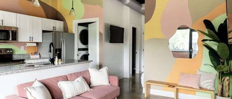 Televisión, libros y oficina