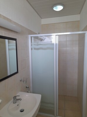 Standard Room | Bathroom