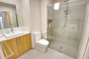 ヘアドライヤー、タオル、石鹸、トイレットペーパー