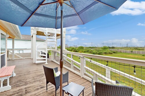 Canal view retreat with vaulted ceilings & three-story observation deck