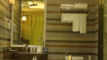 Un baño con paredes a rayas, un lavabo con espejo, un perchero y una zona de ducha.