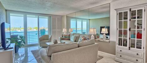 Apartment, 1 King-Bett und Schlafsofa (Bahia Vista 361- Club Bahia) | Wohnbereich | Fernseher