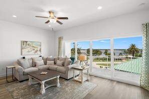 Living area - Madeira Del Mar Penthouse #2- Premier (Madeira Beach)