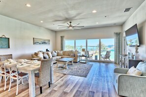 Living area - Madeira Del Mar Penthouse #2- Premier (Madeira Beach)