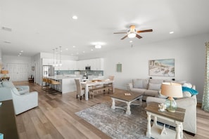 Living area - Madeira Del Mar Penthouse #2- Premier (Madeira Beach)