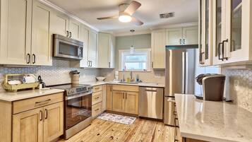 House, 2 Queen Beds (Good Vibrations - Beach House) | Private kitchen | Oven
