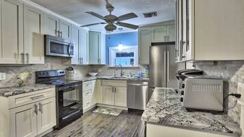 House, 2 Queen Beds (Good Vibrations - Beach House) | Private kitchen | Oven
