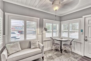 Ferienhaus, 2 Queen-Betten (Good Vibrations - Beach House) | Wohnbereich