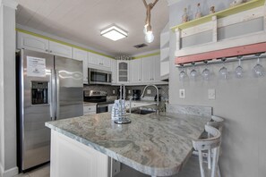 Condo, varias camas (Sugar Dunes 211) | Cocina privada | Horno, tostadora y toallas de papel 