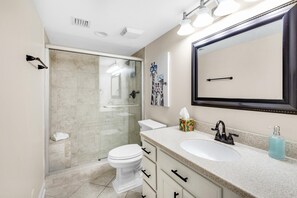 Apartment, Mehrere Betten (Regency Towers 401 East - Sea La Vie ) | Badezimmer