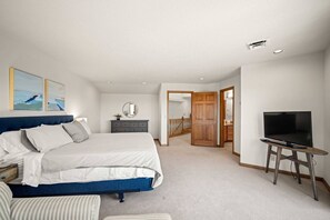 3 bedrooms, desk, travel cot, WiFi - Stunning Hillside Retreat w/ Panoramic Views, Pet Friendly, Pool Table, Huge Deck, 1 Mile 2 Downtown (Madras)