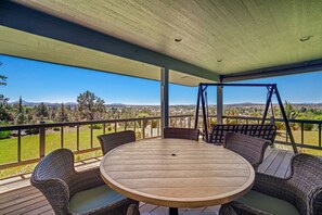 Outdoor dining - Stunning Hillside Retreat w/ Panoramic Views, Pet Friendly, Pool Table, Huge Deck, 1 Mile 2 Downtown (Madras)