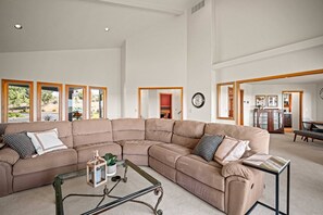 Fernseher, Kamin, Stereoanlage