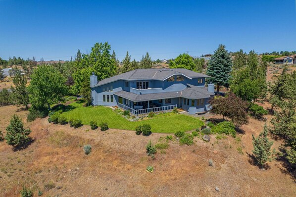 Exterior - Stunning Hillside Retreat w/ Panoramic Views, Pet Friendly, Pool Table, Huge Deck, 1 Mile 2 Downtown (Madras)