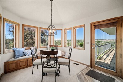 Stunning Hillside Retreat w/ Panoramic Views, Pet Friendly, Pool Table, Huge Deck, 1 Mile 2 Downtown