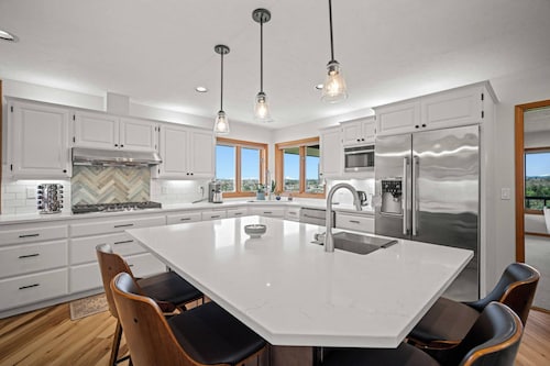 Stunning Hillside Retreat w/ Panoramic Views, Pet Friendly, Pool Table, Huge Deck, 1 Mile 2 Downtown