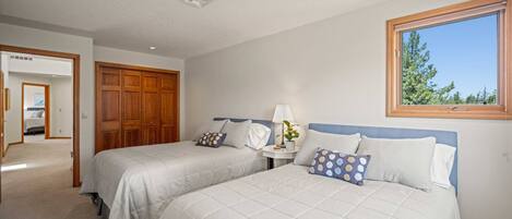 3 bedrooms, desk, travel cot, Internet