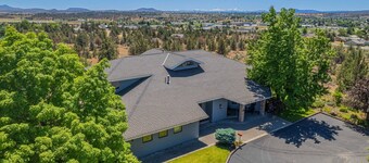 Stunning Hillside Retreat w/ Panoramic Views, Pet Friendly, Pool Table, Huge Deck, 1 Mile 2 Downtown