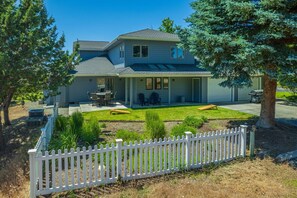 Exterior - Stunning Hillside Retreat w/ Panoramic Views, Pet Friendly, Pool Table, Huge Deck, 1 Mile 2 Downtown (Madras)