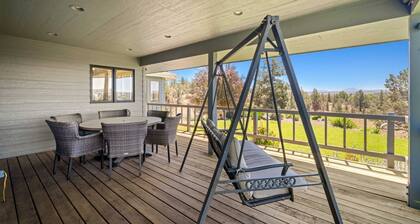 Stunning Hillside Retreat w/ Panoramic Views, Pet Friendly, Pool Table, Huge Deck, 1 Mile 2 Downtown