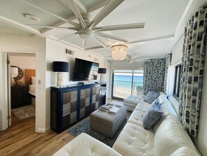 Apartment, Mehrere Betten (Sundunes 144) | Wohnbereich | Fernseher